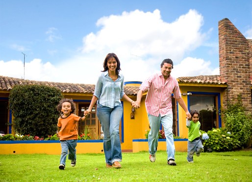 Família segura e feliz como se cuidasse bem das finanças