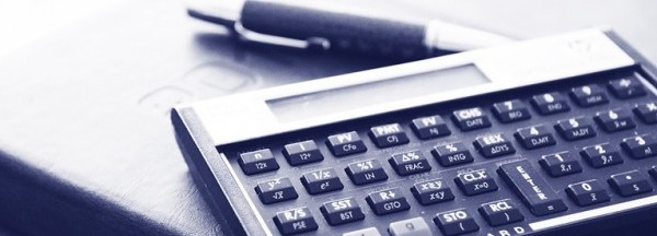 Calculadora, caneta e agenda para consultoria de investimentos