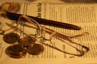 óculos dinheiro e caneta