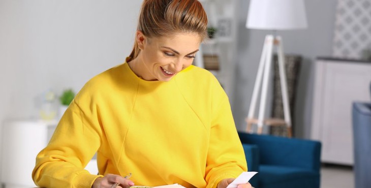 mulher estudando a felicidade financeira.