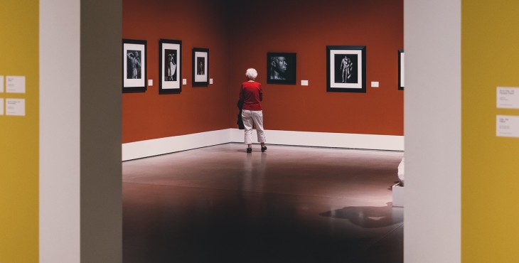 Investir em obras de arte vale a pena? Confira! Galeria de quadros em um museo