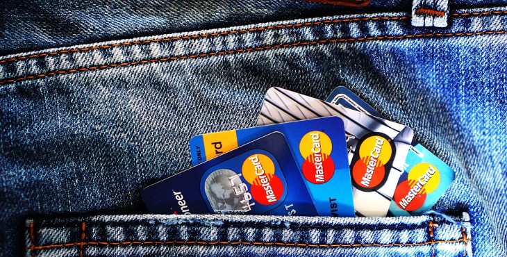 6 motivos para não emprestar seu cartão de crédito Cartão de crédito no bolso.
