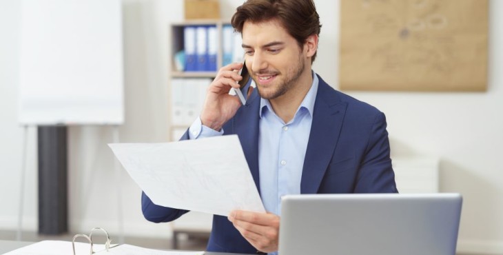 O que é a taxa CDI e como funciona? homem negociando por telefone