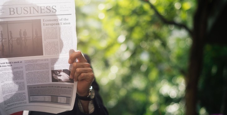 18/09/2017 – Brasileiros já pagaram mais de R$ 1,5 trilhão em impostos em 2017 Homem lendo jornal sessão finanças