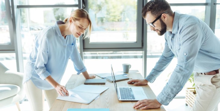 Homem e mulher falando sobre diferença de CEI e CNPj