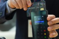 77% das famílias endividadas em outubro deviam ao cartão de crédito, diz CNC