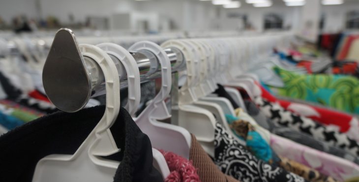 Brechós de roupas: renovando o guarda-roupa com economia