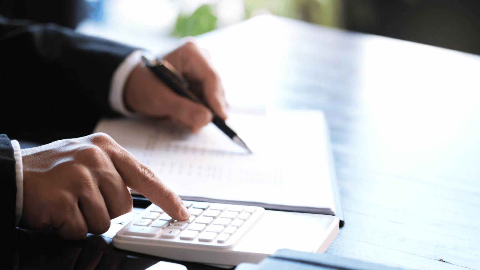 Entenda o cálculo de juros simples e compostos em investimentos e empréstimos