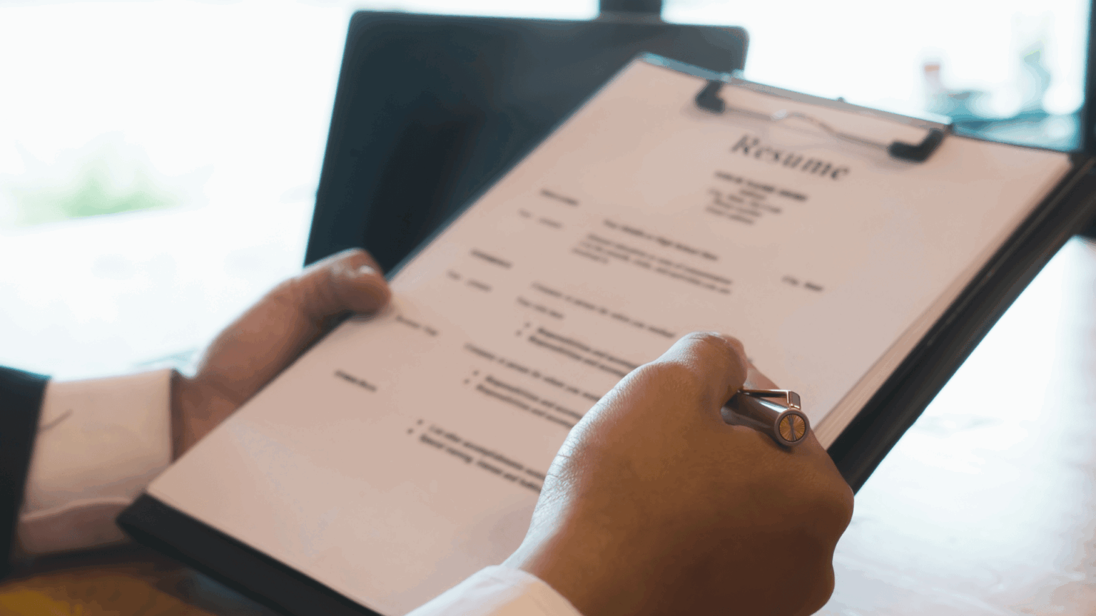 Análise de currículo: 7 dicas para evitar erros na contratação